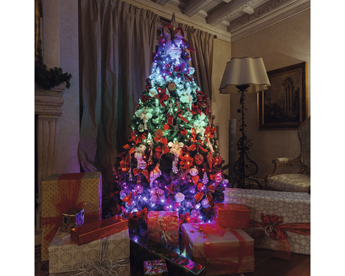 Ozdobený vianočný stromček s darčekmi v obývacej izbe