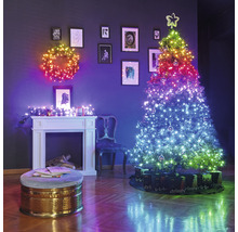 Vianočne vyzdobená obývacia izba s vianočným stromčekom, vencom a krbom