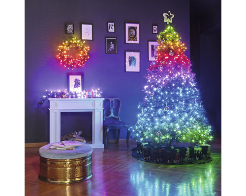 Vianočne vyzdobená obývacia izba s vianočným stromčekom, vencom a krbom