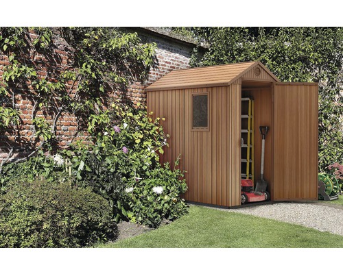 Záhradná scéna s dreveným domčekom na náradie a záhradným náradím