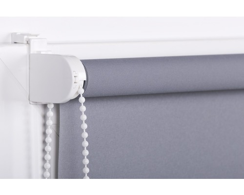 Roleta s retiazkovým ovládaním a sivou látkou