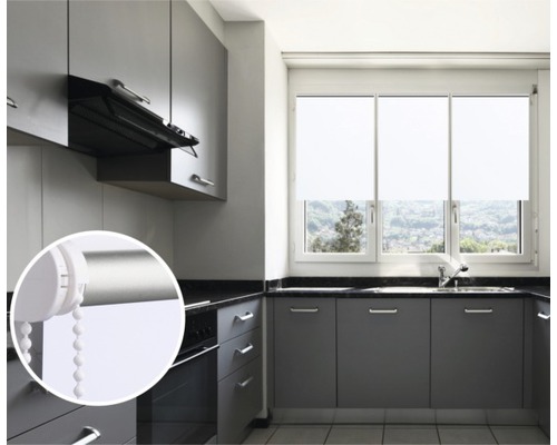 Moderná kuchyňa so sivými skrinkami a bielymi roletami na oknách