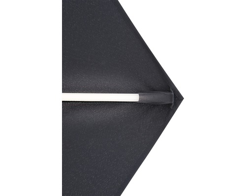 Detailný pohľad na čierny slnečník s tyčou