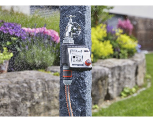 Vodovodný kohútik Gardena so zavlažovacím počítačom a záhradnou hadicou na zavlažovanie záhrady.