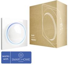 Spínač Walli od spoločnosti Fibaro vedľa obalu produktu a symbolu inteligentnej domácnosti