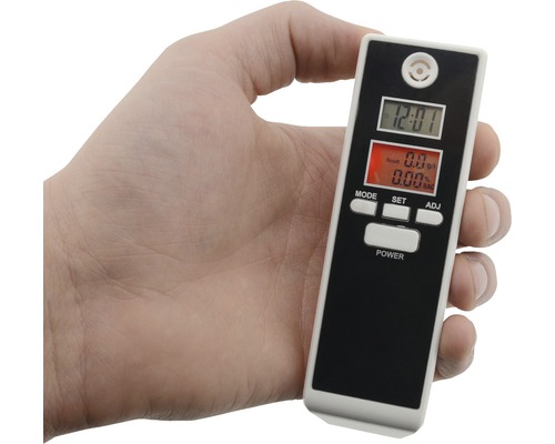 Alkohol tester v ruke