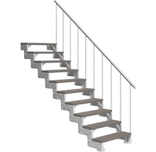 Schodisko s kovovým zábradlím a drevenými schodmi