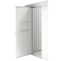 Otvorené dvere kovovej záhradnej búdy