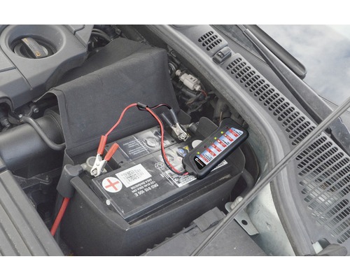 Autobatéria s testerom batérie v motorovom priestore