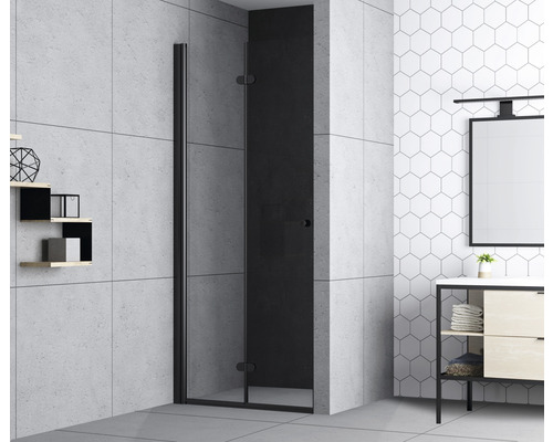 Kúpeľňa s čiernou sklenenou sprchovou zástenou