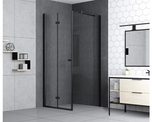 Kúpeľňa so sklenenou sprchovou zástenou a skrinkou pod umývadlo