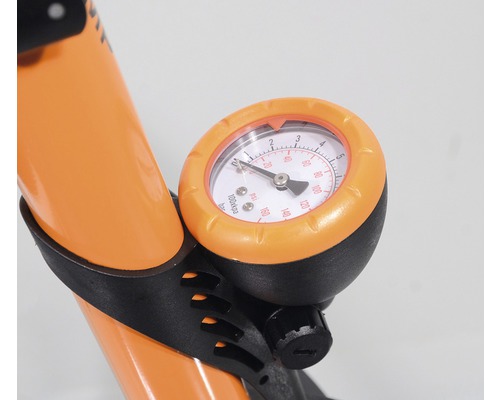 Detail hustilky na bicykel s manometrom na zobrazenie tlaku