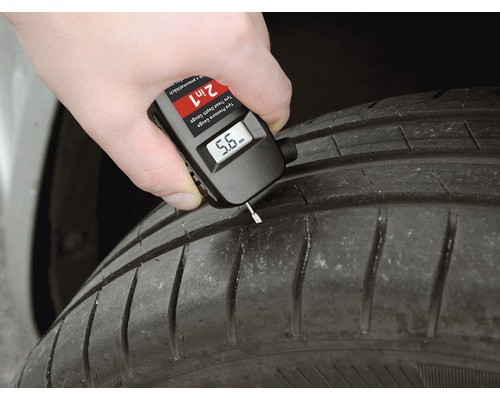 Ruka meria hĺbku dezénu pneumatiky pomocou digitálneho hĺbkomeru dezénu