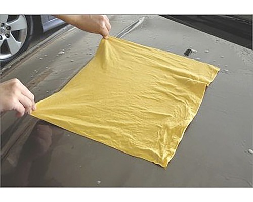Žltá sušiaca utierka na starostlivosť o auto sa používa na auto.
