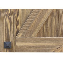 Detail drevených dverí s výstuhou v tvare Z a kovaním