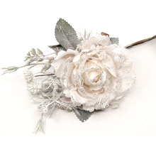 Dekoratívna umelá kvetina ruža s listami a vetvami