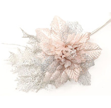 Dekoratívna vianočná hviezda s trblietavými akcentmi pre slávnostné dekorácie.