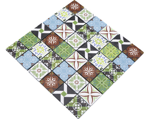 Dekoratívne dlaždice s rôznymi vzormi, zostavené do štvorca