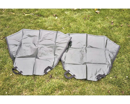 Dva vankúše na záhradné stoličky ležia na trávniku