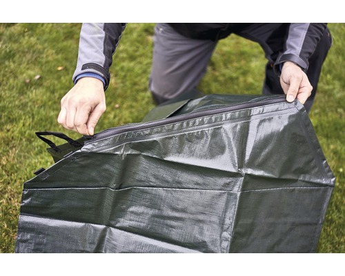 Osoba zatvára záhradný vak so zipsom