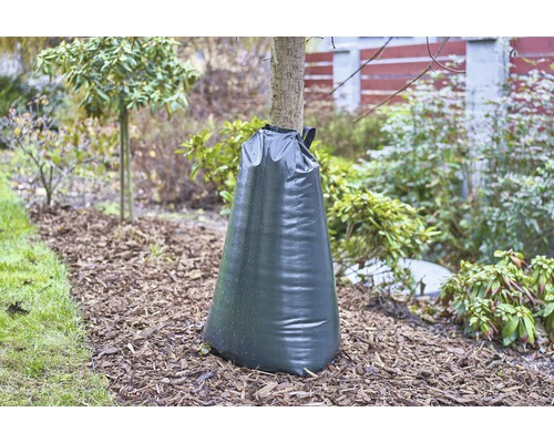 Zavlažovací vak na stromy v záhrade