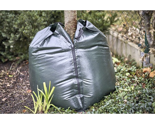 Zavlažovací vak pre stromy v záhrade.