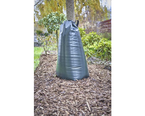 Zavlažovací vak na stromy na zavlažovanie stromu v záhrade.