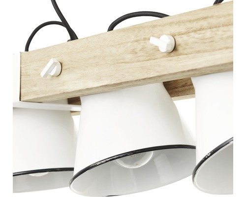 Detailný pohľad na závesné svietidlo s drevenými aplikáciami a niekoľkými tienidlami