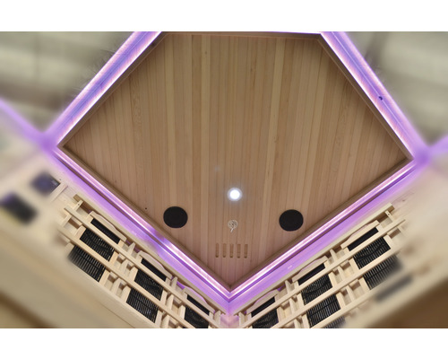 Vnútorný pohľad na saunu s dreveným obkladom a osvetlením