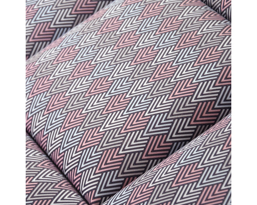 Detail vankúšov s geometrickým vzorom