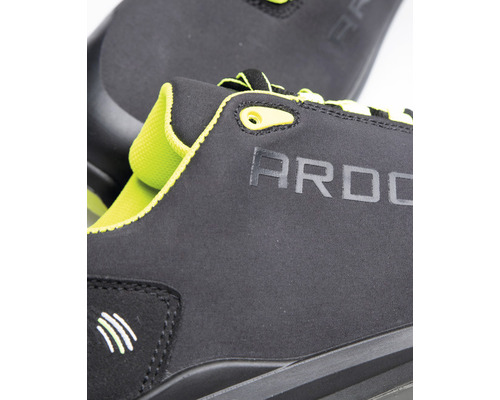 Detailný pohľad na čiernu pracovnú obuv so šnúrkami