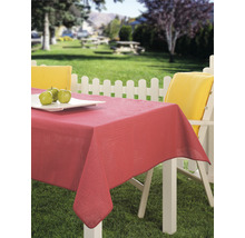 Záhradná scéna so stolom, obrusom a stoličkami