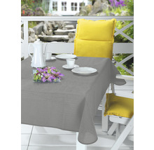 Prestretý stôl vonku so sivým obrusom, riadom a kvetinovou výzdobou