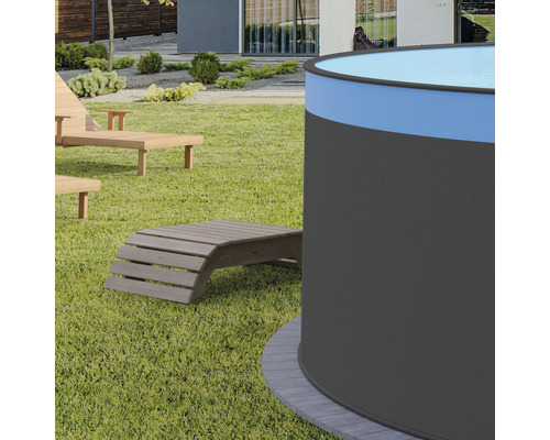 Záhradná scéna s bazénom a drevenými ležadlami na trávniku