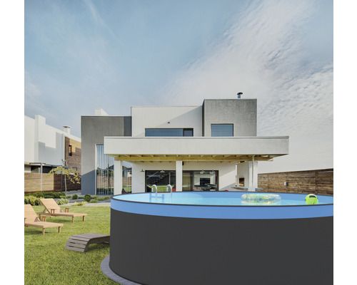 Nadzemný bazén v záhrade s ležadlami a obytným domom