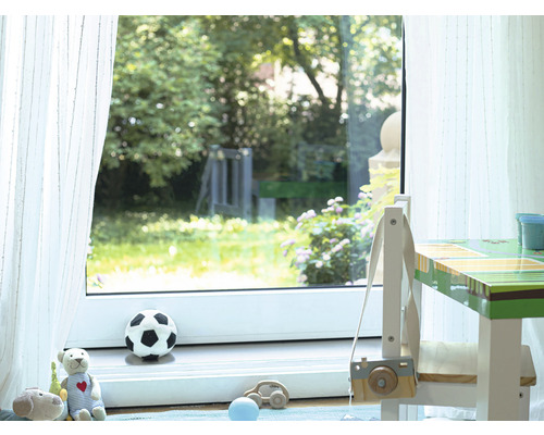 Detská izba s oknom, závesom, hračkami a detským stolom