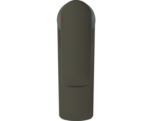 Vodovodný kohútik s označením pre studenú a teplú vodu