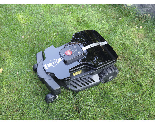 Robotická kosačka na trávniku