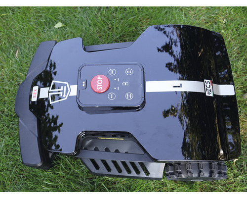 Čierna robotická kosačka na trávniku