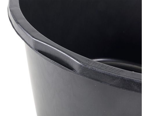 Detailný záber čierneho vedra s rúčkou