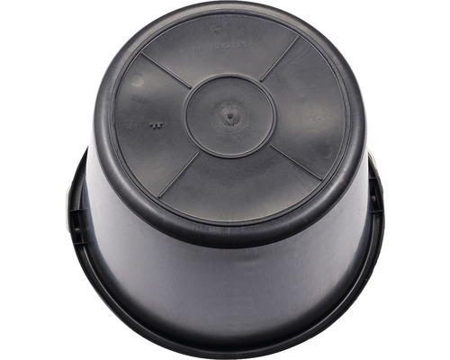 Čierne plastové vedro zo spodnej strany