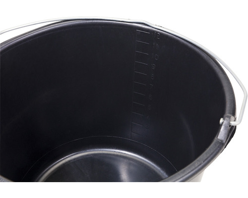 Detailný pohľad na čierne vedro s objemovou stupnicou a kovovou rukoväťou