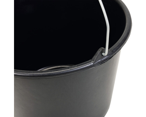 Detailný pohľad na čierne vedro s kovovou rukoväťou