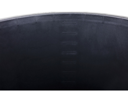 Vnútorný pohľad na čiernu nádobu na vodu s ukazovateľom hladiny