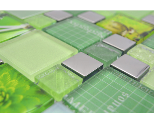 Detailný záber zelenej sklenenej mozaikovej dlaždice s kovovými vložkami