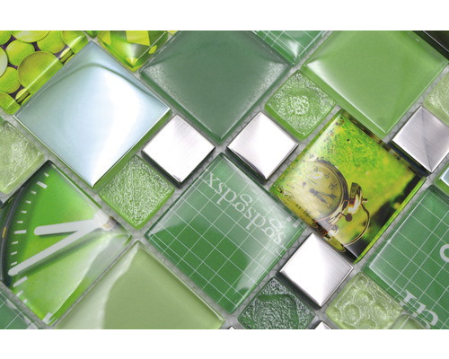 Detail zelených mozaikových dlaždíc s rôznymi vzormi