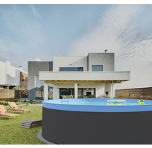 Scéna s okrúhlym záhradným bazénom, rebríkom, matracom, loptou a ležadlami v záhrade