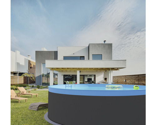 Scéna s okrúhlym záhradným bazénom, rebríkom, matracom, loptou a ležadlami v záhrade