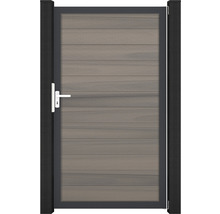 Drevená záhradná bránka s kovovým rámom a rukoväťou