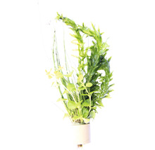 Umelá akvarijná rastlina s rôznymi odtieňmi zelenej na dekoráciu akvárií